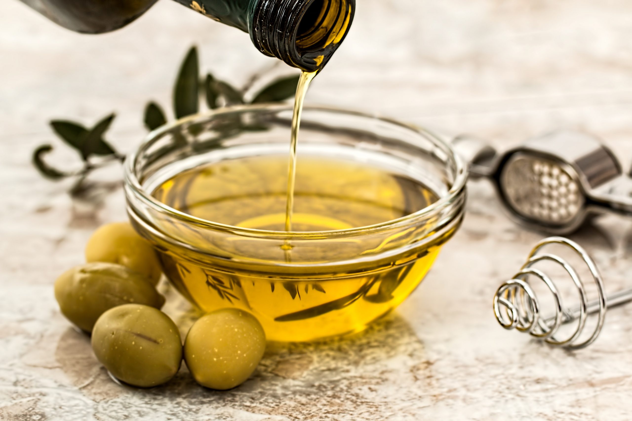 Aceite de oliva para eliminar olores de una olla de barro